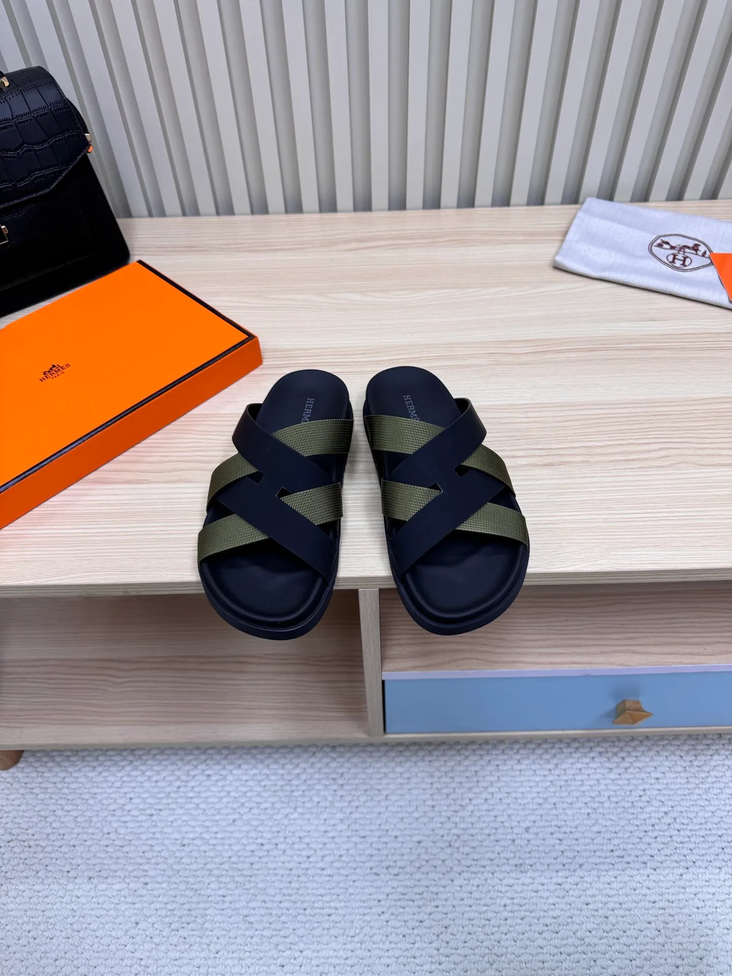 👟👟Ex-factory price 502👟👟 (Top version) Hermes 🐎The extremely popular couple's second uncle slippers/the latest snake print sandals and slippers, paired with various colorful socks, so trendy!  ———————— Upper: imported cowhide/sheep leather/cloth/palmprint leather lining: imported cowhide/sheepskin outsole: Tpu non-slip and wear-resistant outsole Female size: 35-42 (40.41.42 non-returnable and non-exchangeable) Male code: 39-45 (45 non-returnable and non-exchangeable)